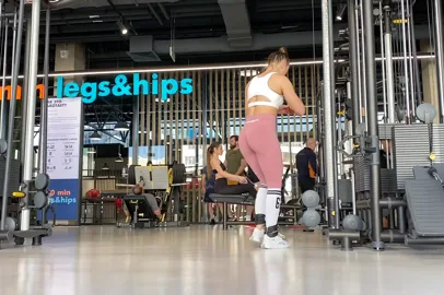 Cable step-out squat, position 2